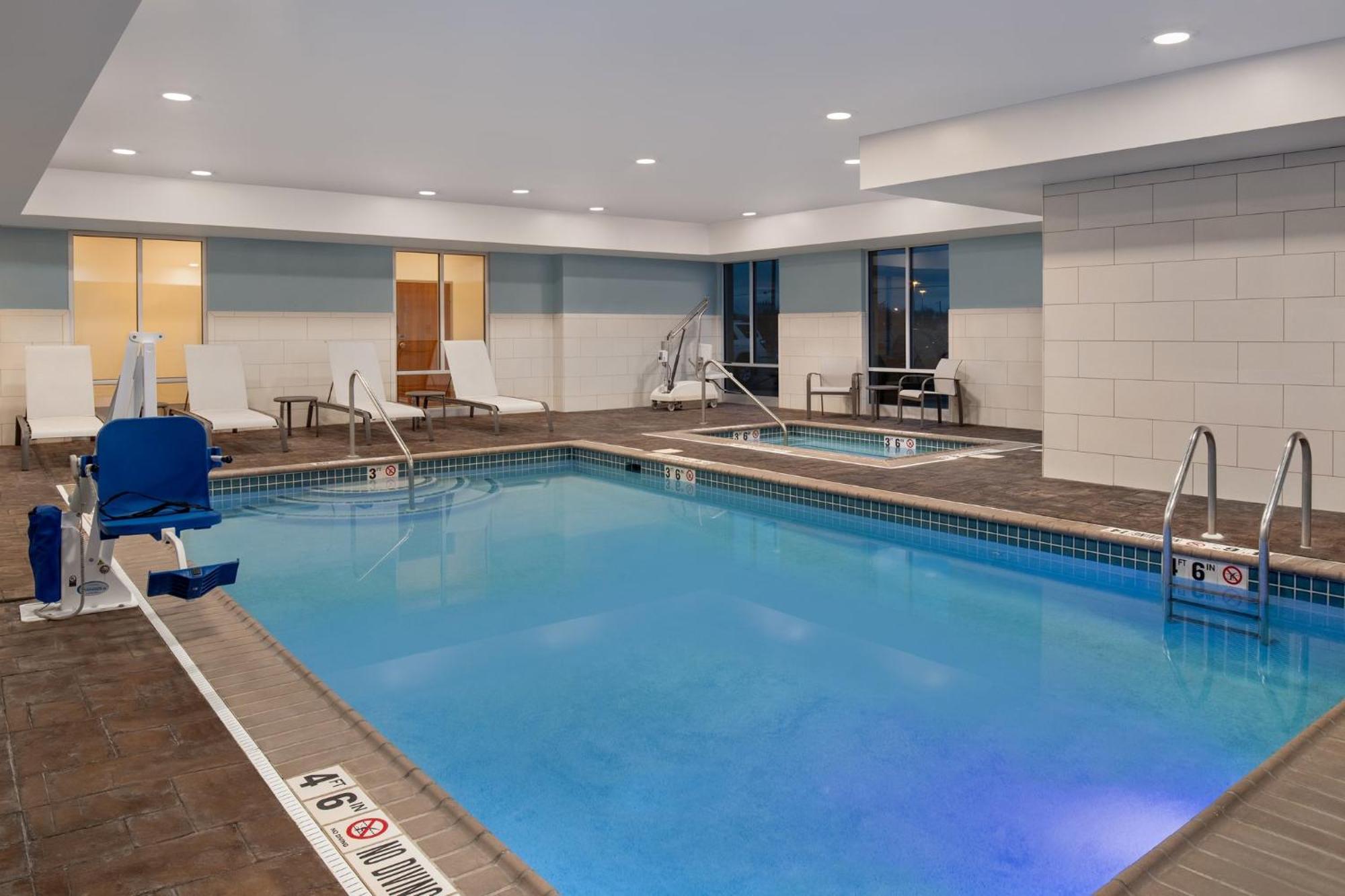 Holiday Inn Express Hotel & Suites Terre Haute By Ihg Exterior foto
