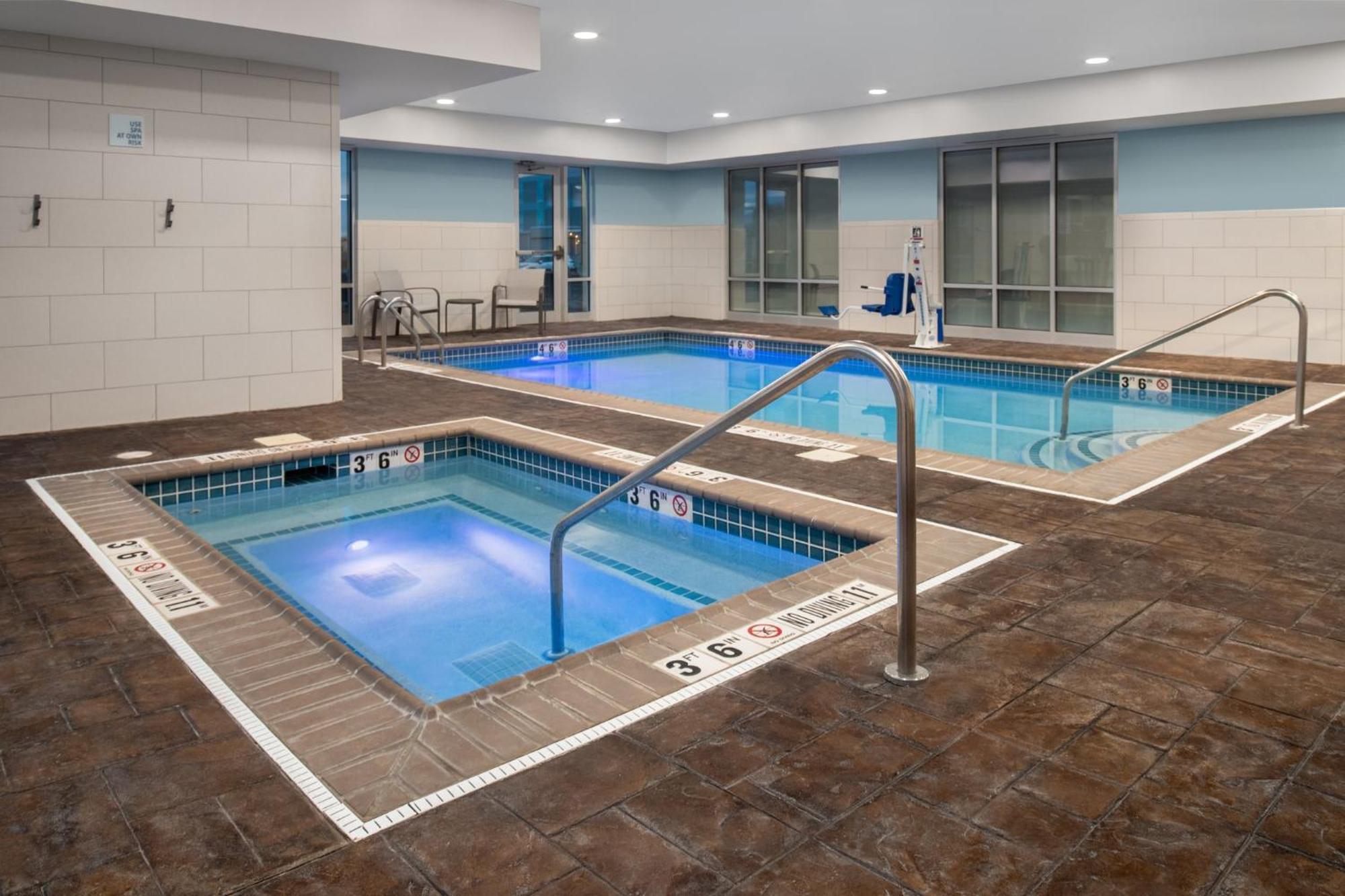 Holiday Inn Express Hotel & Suites Terre Haute By Ihg Exterior foto